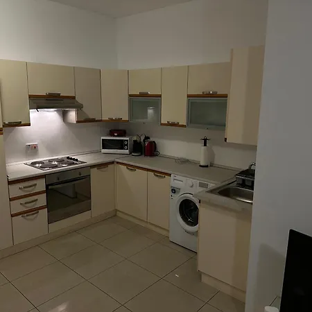 Lägenhet Spacious, One Bedroom Flat In An Amazing Location